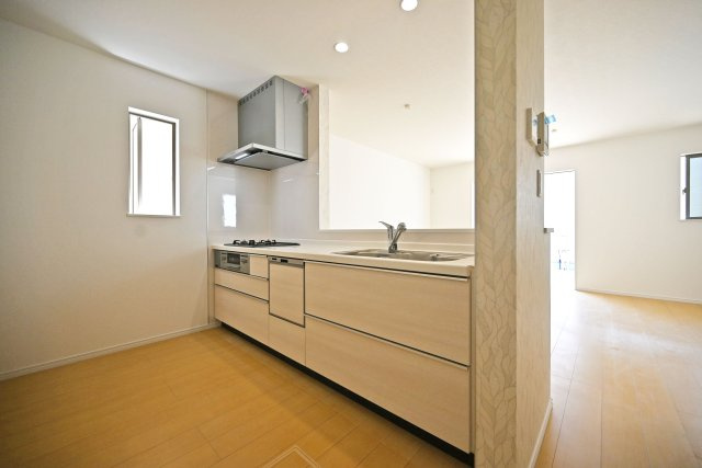 ハートフルタウン東園田町3丁目新築一戸建て全6区画│3LDK+駐車2台可 のキッチン|1階キッチンユニット越しに撮影した内観写真です。 キッチンに小窓が設けており、調理で煙だらけになってもすぐに換気できます。