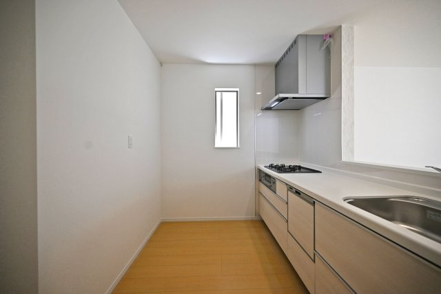ハートフルタウン東園田町3丁目新築一戸建て全6区画│3LDK+駐車2台可 のキッチン|キッチン後ろのスペースも広く、ご入居後に設置するカップボードの幅も広がります。特にLDKが広い住宅の場合はカップボードなどのメインインテリアを大きくするとバランスが良くなります。