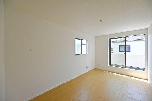ハートフルタウン東園田町3丁目新築一戸建て全6区画│3LDK+駐車2台可 の寝室|-主寝室(2F)- 
約8.2帖のゆとりある主寝室。ベッドを置いても圧迫感が少なく、収納やワークスペースも確保しやすい、快適なプライベート空間です。