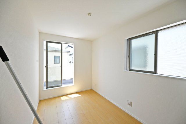 ハートフルタウン東園田町3丁目新築一戸建て全6区画│3LDK+駐車2台可 の子供部屋|-洋室5.2帖(2F)-
お子様のお部屋にも適した、明るく快適な洋室です。