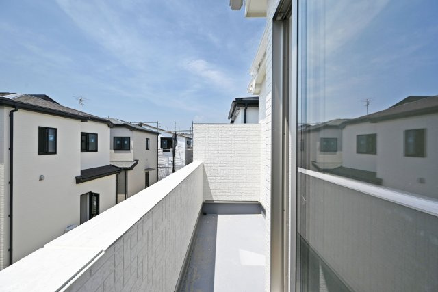 ハートフルタウン東園田町3丁目新築一戸建て全6区画│3LDK+駐車2台可 のバルコニー|2階南面バルコニーには奥行きがあってたくさんの洗濯物を干すことができます。