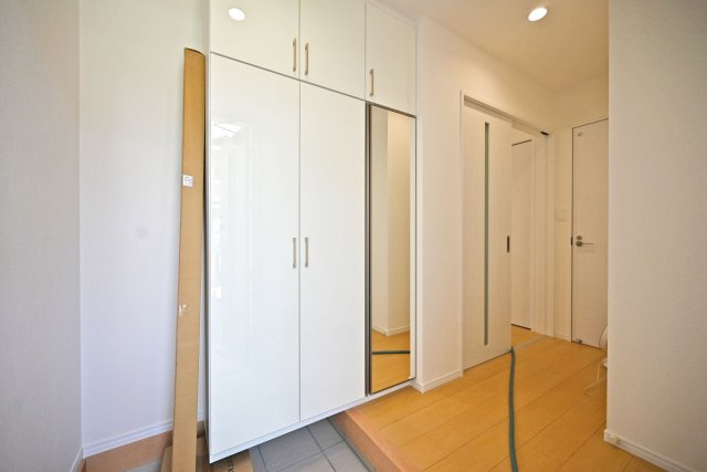 ハートフルタウン東園田町3丁目新築一戸建て全6区画│3LDK+駐車2台可 の玄関|1階玄関に入ってすぐの内観写真です。 上部まで収納があるシューズBOX付き。 毎日使う玄関回りも常に片付いた状態を維持できそうです。