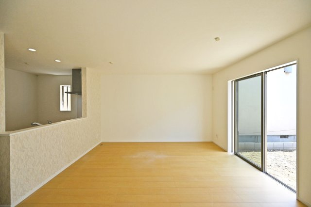 ハートフルタウン東園田町3丁目新築一戸建て全6区画│3LDK+駐車2台可 の居間・リビング|悠々とした広さを確保した空間に、多方向に設けた窓から光が差し込み、明るくのびやかなライフシーンを演出。明るく爽やかな暮らしを育めます。