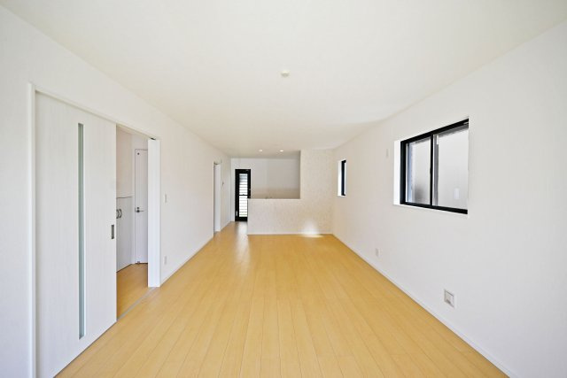 ハートフルタウン東園田町3丁目新築一戸建て全6区画│3LDK+駐車2台可 の居間・リビング|1階LDKをリビング側から撮影した内観写真です。ナチュラルテイストな内装はどんな家具も合わせやすく、お好みのインテリアコーディネートをお楽しみいただけます。