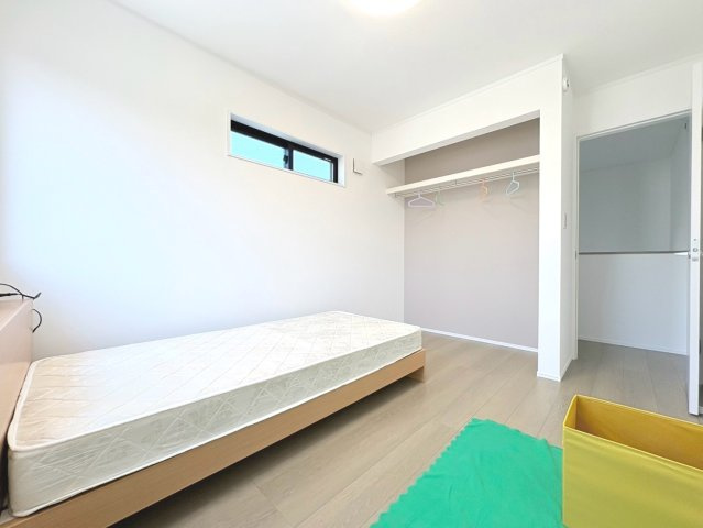 ダイマルタウン　岐阜市宇佐東町第1　全3区画分譲の洋室|全居室に大型収納を設置。窓ガラスは断熱性能や結露防止効果の高いLOW-E複層ガラスを採用しています。