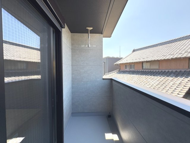 ダイマルタウン　岐阜市宇佐東町第1　全3区画分譲のバルコニー|バルコニーは南向きで洗濯物もよく乾きます！強度と表面積硬度を持つFPRで防水しています。