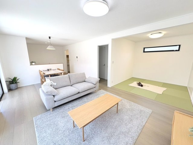 ダイマルタウン　岐阜市宇佐東町第1　全3区画分譲の居間・リビング|シンプルで温かみのあるナチュラルテイストのリビングダイニング。広々設計でゆとりのある空間です。