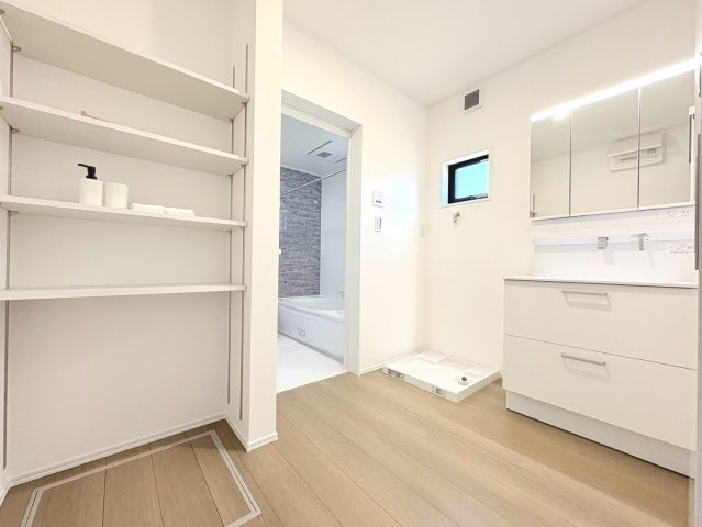 ダイマルタウン　岐阜市宇佐東町第1　全3区画分譲の独立洗面台|収納力と機能性に優れた、お手入れラクラク三面鏡洗面化粧台です。朝の身支度もスムーズにできます。