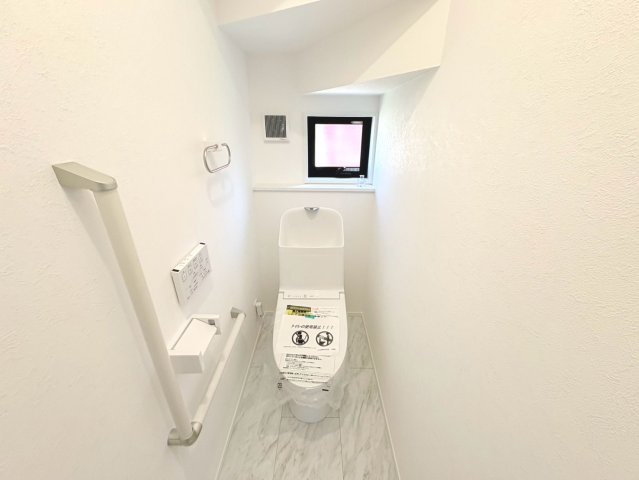 ダイマルタウン　岐阜市宇佐東町第1　全3区画分譲のトイレ|新素材「アクアセラミック」は、便器洗浄やお掃除をするたび汚物を浮かせて洗い流すのでお掃除楽々です。