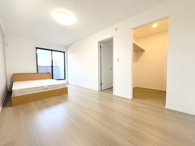 ダイマルタウン　岐阜市宇佐東町第1　全3区画分譲の寝室|全居室に大型収納を設置。高性能な断熱材で丸ごと覆った高気密・高断熱の家で、夏も冬も快適に過ごせます。