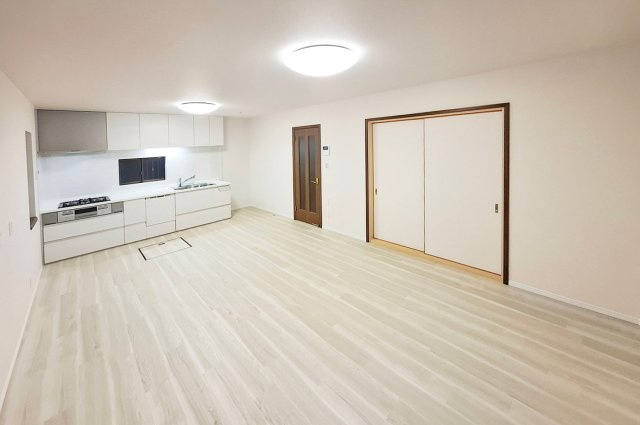 貝塚市王子の居間・リビング|LDK 約14帖：クロスや床フロアタイルを新調し、きれいになりました。