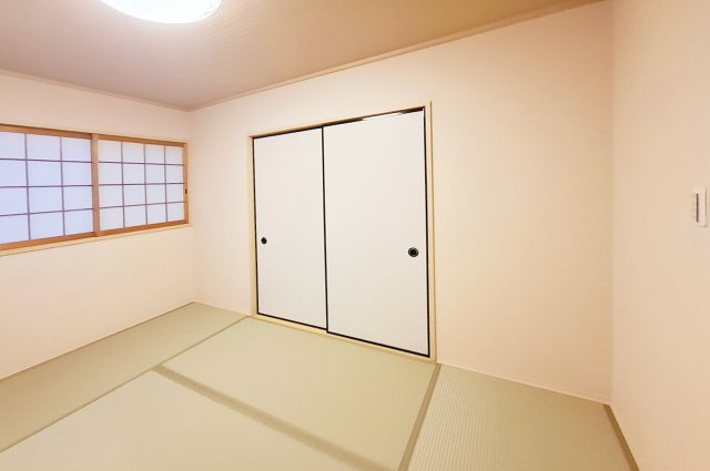 貝塚市王子の和室|和室：壁・天井クロス・障子を貼替え、畳の表替えを施し済み。