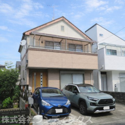【外観】 | 日野市程久保３丁目戸建 | 南道路に面しており、カースペースは並列置き３台分あり（車種による）