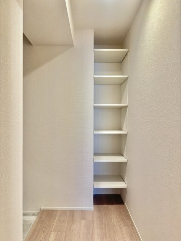 ももの木三宮ビルの玄関|収納もある玄関です