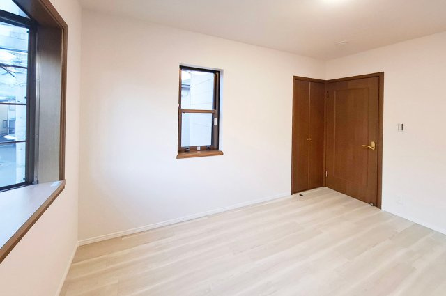 貝塚市王子の子供部屋|洋室3 約6帖：壁・天井クロスを貼替え、床フロアタイルを新調済み。