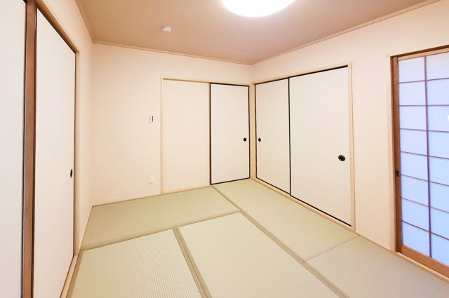 貝塚市王子の和室|和室：入口と押入の襖を貼替済み。