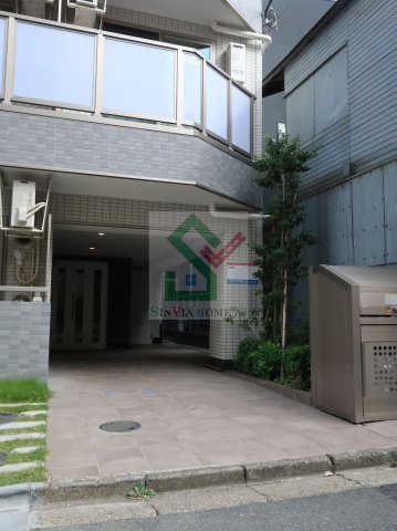 ヒルズ東町のエントランス