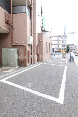 フォーラムビルの駐車場