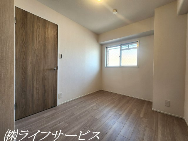 【洋室】 | コスモハイツ新大阪２番館 | 玄関側納戸5.2帖／エアコン先行配管済！クローゼット有！