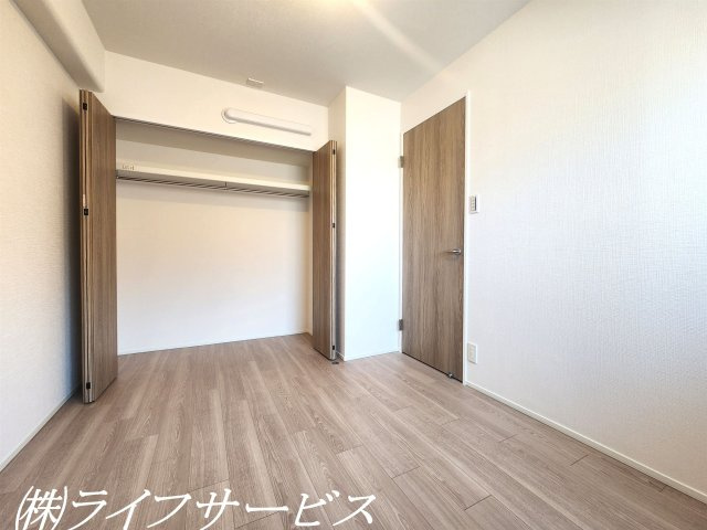 【洋室】 | コスモハイツ新大阪２番館 | 玄関側納戸5.2帖／エアコン先行配管済！クローゼット有！