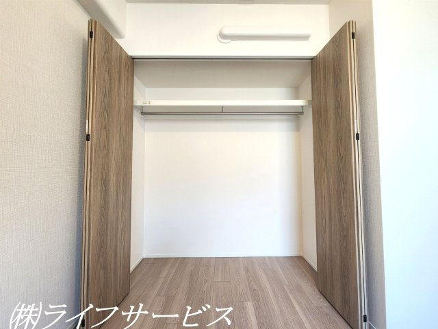 【収納】 | コスモハイツ新大阪２番館 | 玄関側納戸5.2帖／エアコン先行配管済！クローゼット有！