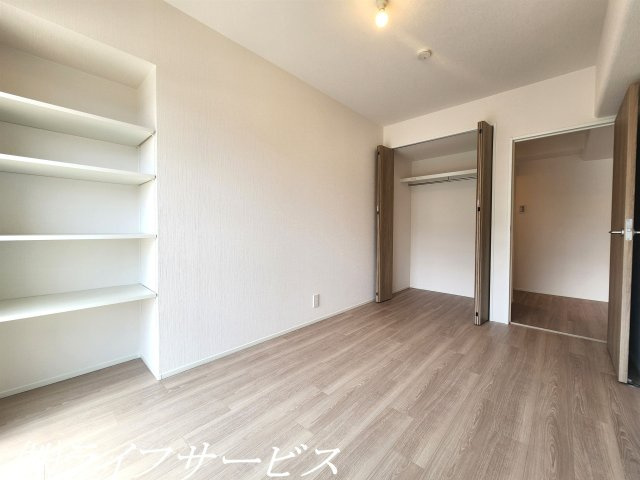 【洋室】 | コスモハイツ新大阪２番館 | 洋室5.0帖／東南向きの陽当り良好のお部屋です！可動棚＆クローゼット有！