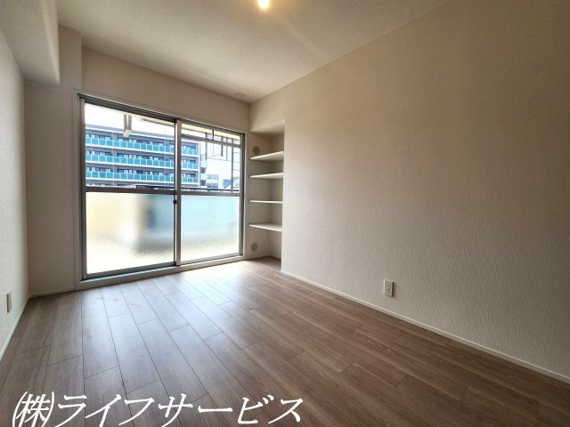【洋室】 | コスモハイツ新大阪２番館 | 洋室5.0帖／東南向きの陽当り良好のお部屋です！可動棚＆クローゼット有！
