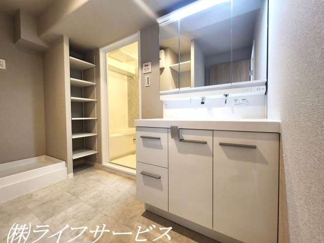 【洗面所】 | コスモハイツ新大阪２番館 | 三面鏡付シャワー洗面化粧台