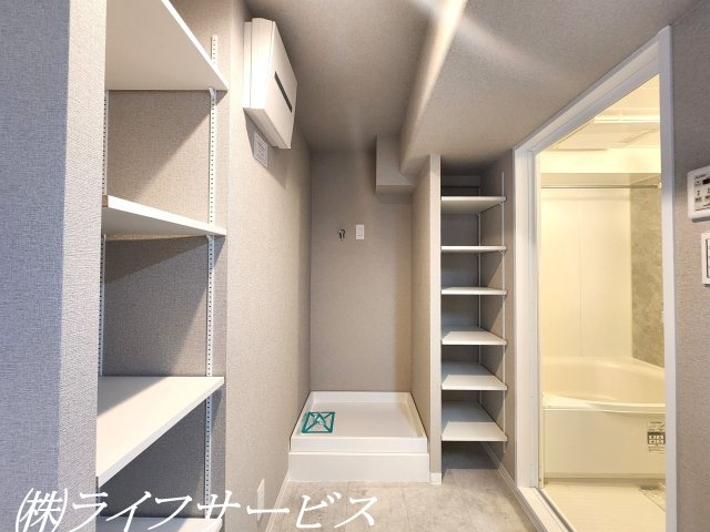 【洗面所】 | コスモハイツ新大阪２番館 | 洗面室／可動棚２カ所あり！