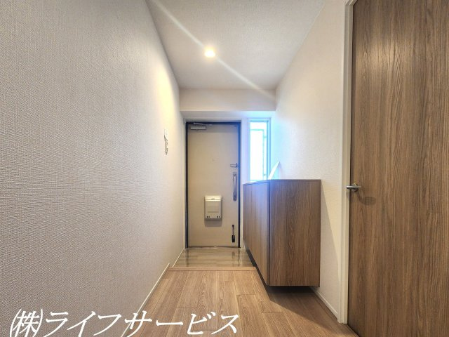 【玄関】 | コスモハイツ新大阪２番館 | 玄関／シューズボックスと窓有！