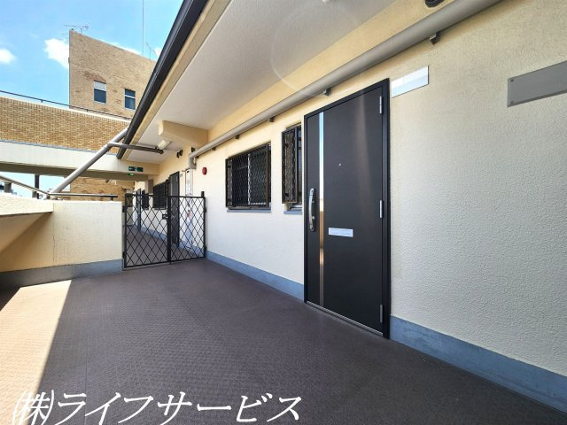 【玄関】 | コスモハイツ新大阪２番館 | 玄関／広々としたポーチ付！