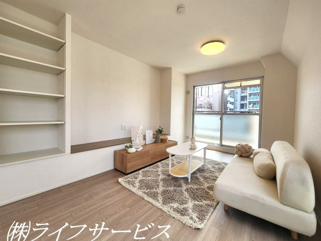 【居間・リビング】 | コスモハイツ新大阪２番館 | リビング部分／可動棚とテレビ台として活用できるカウンターあり！