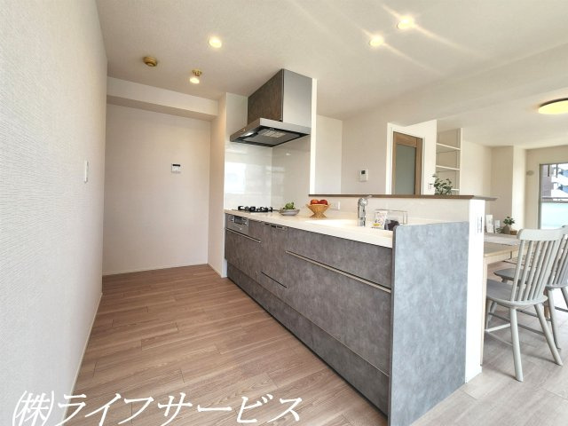 【キッチン】 | コスモハイツ新大阪２番館 | システムキッチン／オープンタイプのカウンターキッチン！食洗機、浄水器付の機能的なキッチンです！