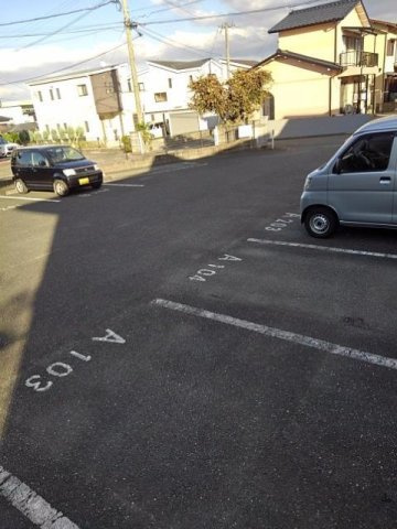 プリオール実丸Ａの駐車場