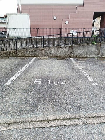 プリオール実丸Ｂの駐車場