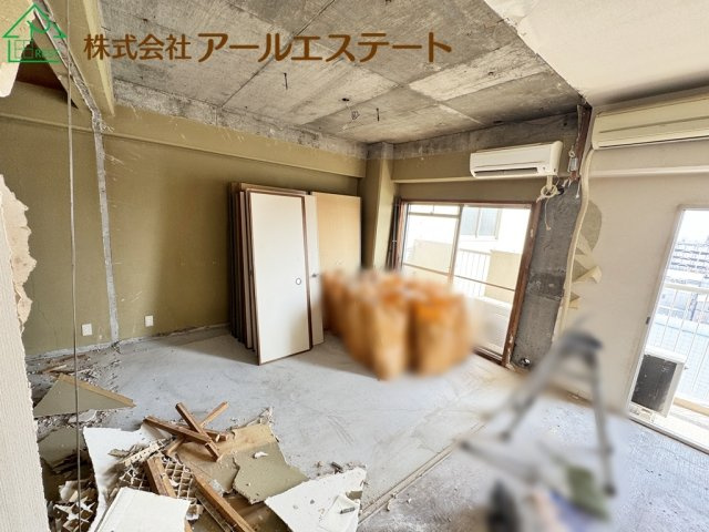 エバーグリーン車崎　　中古マンションの居間・リビング|内装リフォーム中。10月上旬完成予定