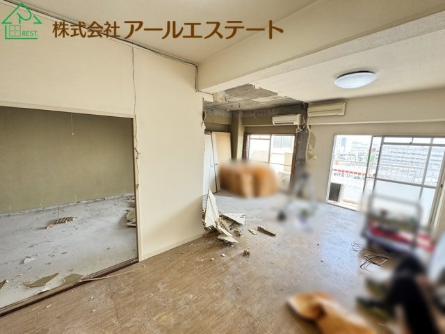 エバーグリーン車崎　　中古マンションの居間・リビング|内装リフォーム中。10月上旬完成予定