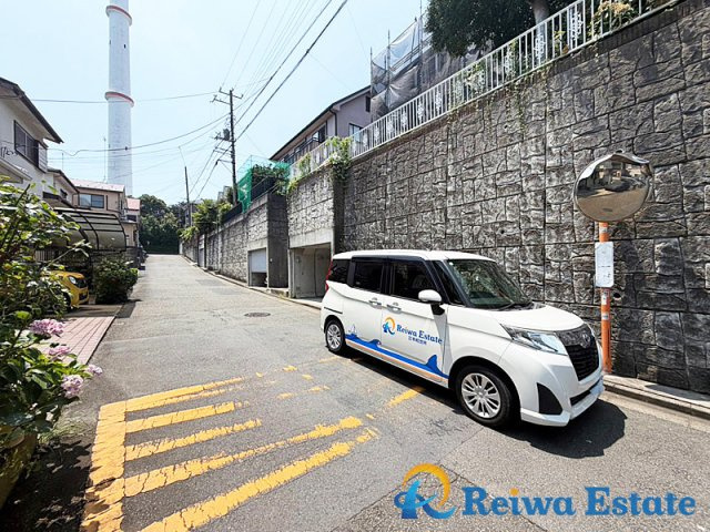 中古戸建　藤沢市本藤沢の前面道路含む現地写真