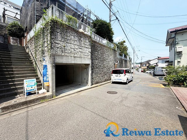 中古戸建　藤沢市本藤沢の前面道路含む現地写真