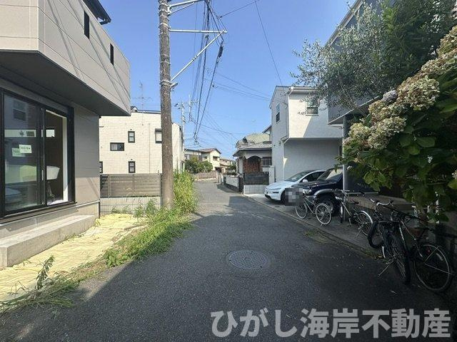 茅ヶ崎市平和町　新築戸建の前面道路含む現地写真|7月24日撮影　建築中　現地外観