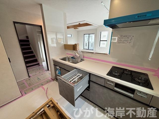 茅ヶ崎市平和町　新築戸建の前面道路含む現地写真|7月24日撮影　建築中　現地外観