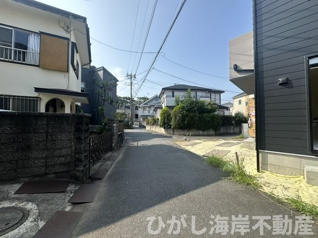 茅ヶ崎市平和町　新築戸建の前面道路含む現地写真|7月24日撮影　建築中　現地外観