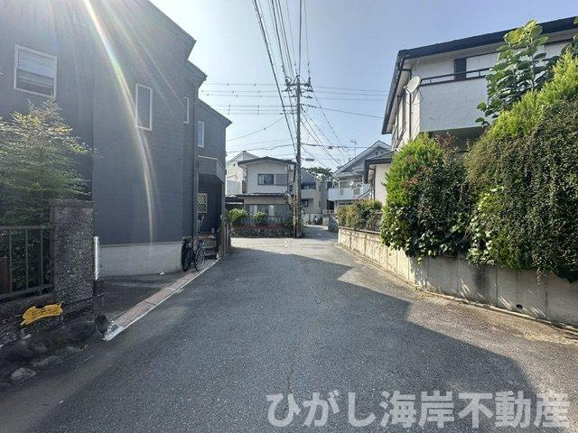茅ヶ崎市平和町　新築戸建の前面道路含む現地写真|7月24日撮影　建築中　現地外観