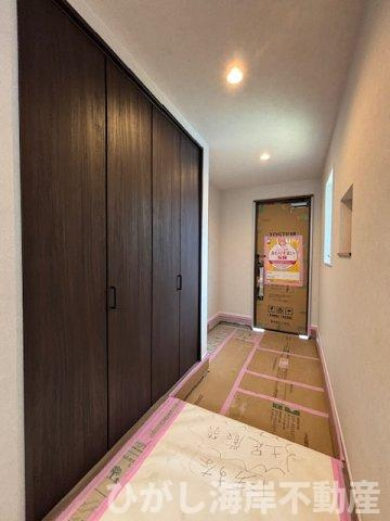 茅ヶ崎市平和町　新築戸建の前面道路含む現地写真|7月24日撮影　建築中　現地外観