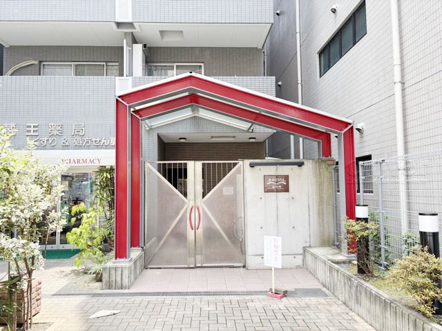 【エントランス】 | ラヴェンナ高円寺 | マンションの正面エントランス。出入りする人間を癒してくれるマンション入り口であり、その建物の「顔」でもあります。～即日のご見学可能～　お問合せはお気軽にどうぞ。