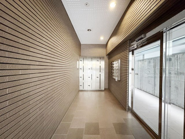 【ロビー】 | ラヴェンナ高円寺 | 集合ポストなどを備えたエントランスホール。ここもマンションの顔となる部分であり、しっかりと清掃の行き届いたさまに安心感をおぼえます。～即日のご見学可能～　お問合せはお気軽にどうぞ。