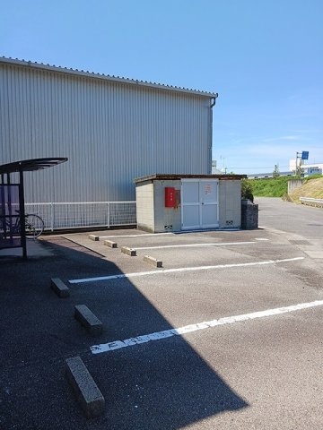パークサイド３２８　Ａの駐車場