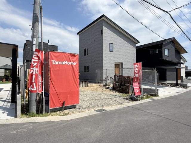 タマタウン寺家（1号地）の前面道路含む現地写真|周辺の建物もきれいな建物が多いです。