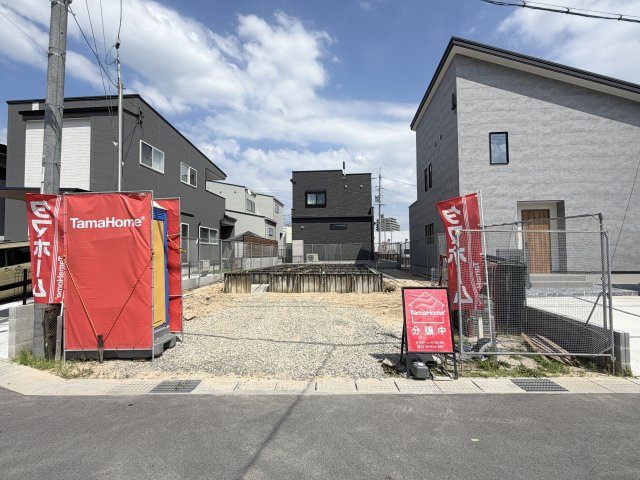 タマタウン寺家（1号地）の前面道路含む現地写真|現在基礎工事中です。