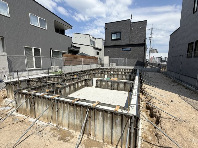 タマタウン寺家（1号地）の外観|基礎工事中です。